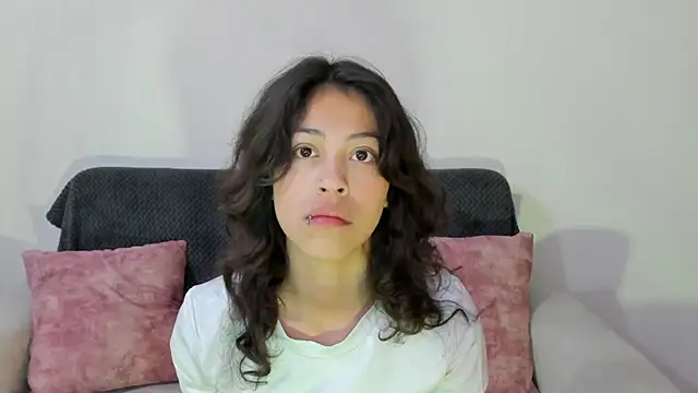 Snapshot of emily_jonessxx chatting on 12-15-25, 01:48 emily jonessxx online show from 12-15-25, 01:48