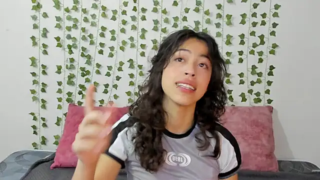 Snapshot of emily_jonessxx chatting on 12-22-25, 12:02 emily jonessxx online show from 12-22-25, 12:02