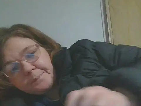 Snapshot of MissTerryUs chatting on 10-27-25, 05:28 MissTerryUs online show from 10-27-25, 05:28