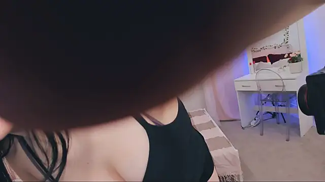 Snapshot of AriaThorn chatting on 11-08-25, 11:10 AriaThorn online show from 11-08-25, 11:10