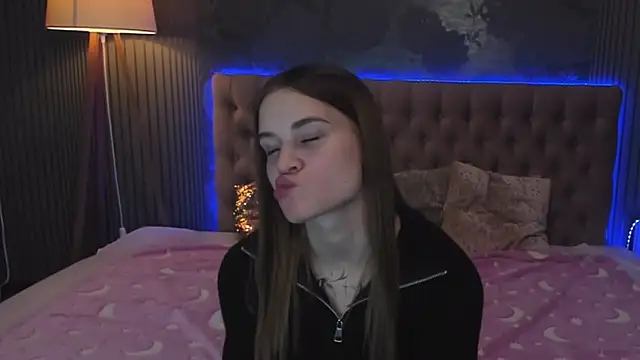 LuisaClover online show from 11-10-25, 01:43