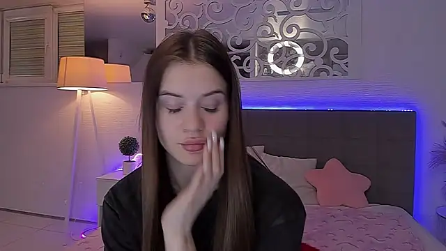 LuisaClover online show from 04-19-26, 06:10