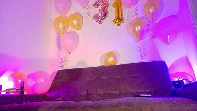 Snapshot of SeleneGibson__ chatting on 12-19-25, 08:27 SeleneGibson online show from 12-19-25, 08:27