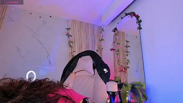 Snapshot of LolaMustaine_ chatting on 11-11-25, 10:32 LolaMustaine online show from 11-11-25, 10:32