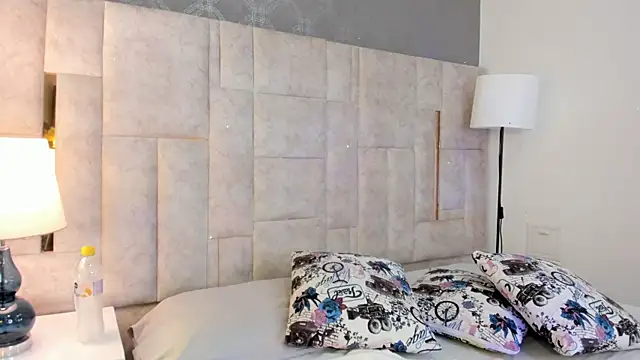 Snapshot of DianneVega chatting on 12-22-25, 08:28 DianneVega online show from 12-22-25, 08:28