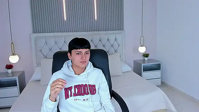 Maxii18  online show from 12-02-25, 06:58