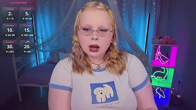 Snapshot of LottieReed chatting on 06-07-26, 12:09 LottieReed online show from 06-07-26, 12:09