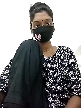 Snapshot of Tushi-10 chatting on 12-17-25, 11:33 Tushi-10 online show from 12-17-25, 11:33