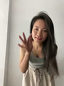 Bee Yellow00 online show from 10-28-25, 05:04