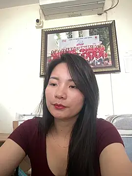 Bee Yellow00 online show from 04-17-26, 07:44