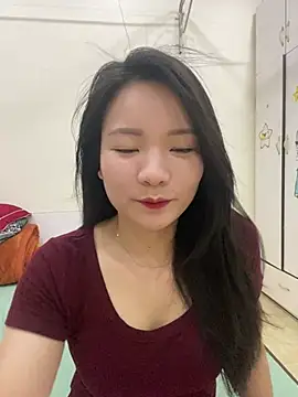 Bee Yellow00 online show from 05-06-26, 04:41