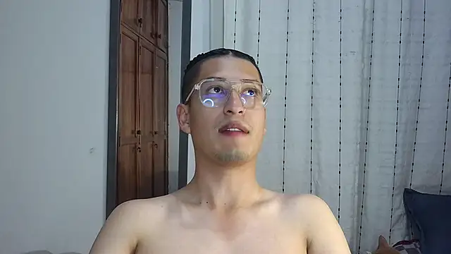 Snapshot of estebaaan___ chatting on 10-29-25, 04:04 estebaaan    online show from 10-29-25, 04:04