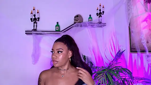 Snapshot of loana_vegas chatting on 10-30-25, 04:08 loana vegas online show from 10-30-25, 04:08