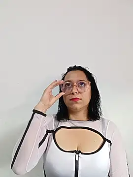 Caroline-17 online show from 11-28-25, 06:21