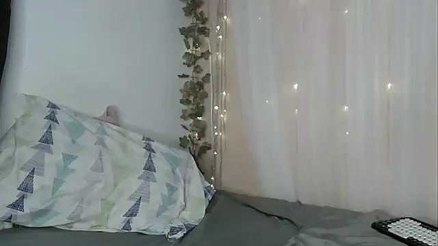 angelicahotparis18 online show from 12-04-25, 01:04