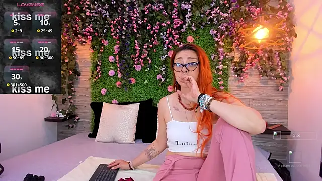 EmilyyRed online show from 11-17-25, 07:19