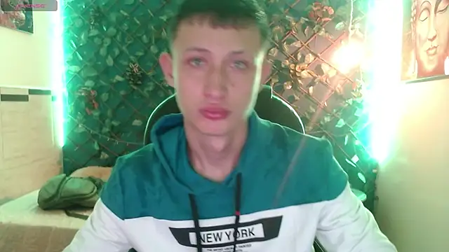 Snapshot of Garuo_18 chatting on 11-15-25, 02:53 Garuo 18 online show from 11-15-25, 02:53