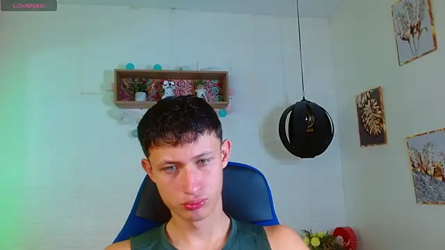 Snapshot of Garuo_18 chatting on 12-14-25, 04:34 Garuo 18 online show from 12-14-25, 04:34