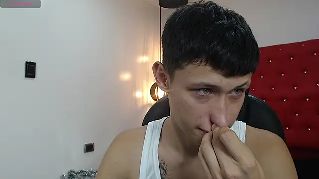 Snapshot of Garuo_18 chatting on 12-21-25, 03:35 Garuo 18 online show from 12-21-25, 03:35