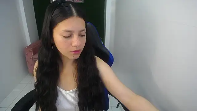 Snapshot of velvetvixen_t chatting on 10-27-25, 12:31 velvetvixen t online show from 10-27-25, 12:31