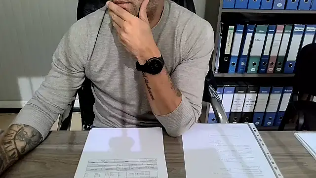 Snapshot of Evasionee chatting on 10-28-25, 10:41 Evasionee online show from 10-28-25, 10:41