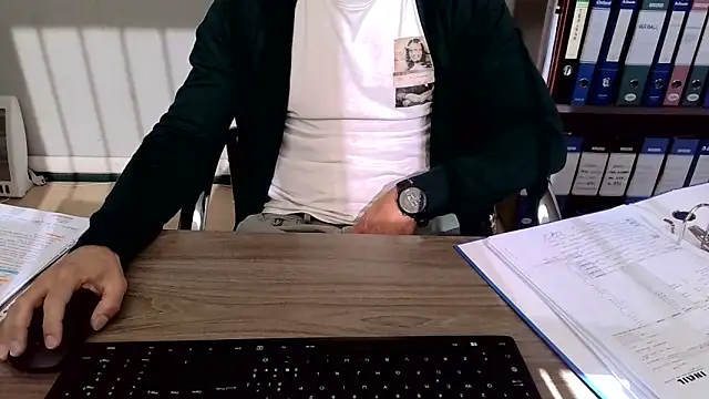 Snapshot of Evasionee chatting on 11-12-25, 10:15 Evasionee online show from 11-12-25, 10:15