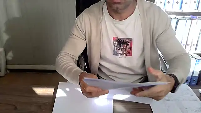 Snapshot of Evasionee chatting on 11-14-25, 08:02 Evasionee online show from 11-14-25, 08:02