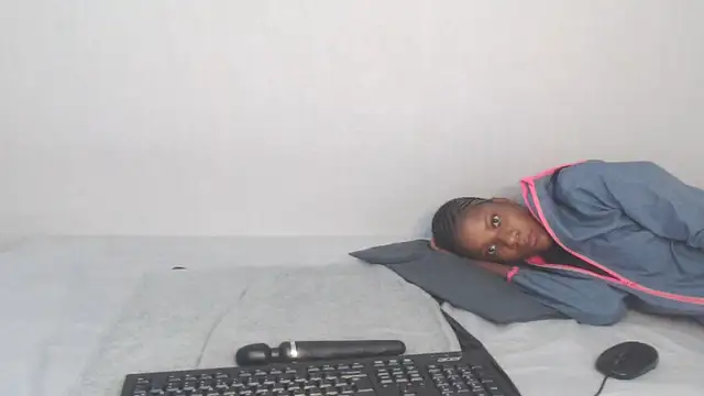 Snapshot of EbonyTinyX chatting on 12-14-25, 04:23 EbonyTinyX online show from 12-14-25, 04:23