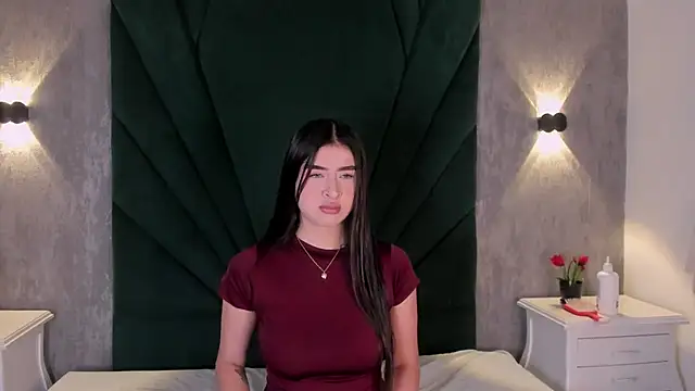 EmiliClarke online show from 04-04-26, 11:29