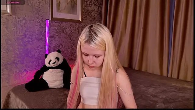 Snapshot of VivieSunn chatting on 04-26-26, 03:42 VivieSunn online show from 04-26-26, 03:42