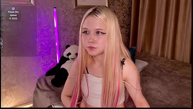Snapshot of VivieSunn chatting on 04-30-26, 08:57 VivieSunn online show from 04-30-26, 08:57