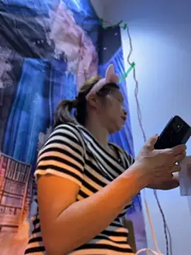 Snapshot of Zuzu-6 chatting on 05-27-26, 03:36 Zuzu-6 online show from 05-27-26, 03:36