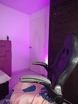 YeseniaRodriguez3 online show from 04-22-26, 12:39