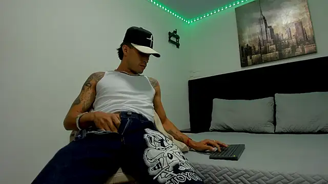 Snapshot of harold_777 chatting on 10-26-25, 04:51 harold 777 online show from 10-26-25, 04:51