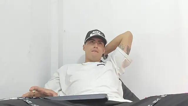 Snapshot of harold_777 chatting on 10-30-25, 11:05 harold 777 online show from 10-30-25, 11:05