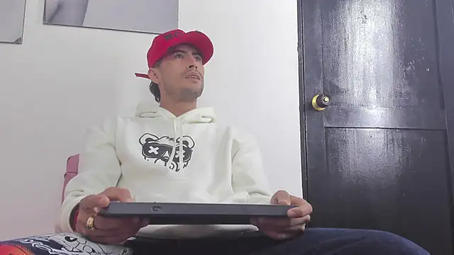 Snapshot of harold_777 chatting on 11-06-25, 08:32 harold 777 online show from 11-06-25, 08:32