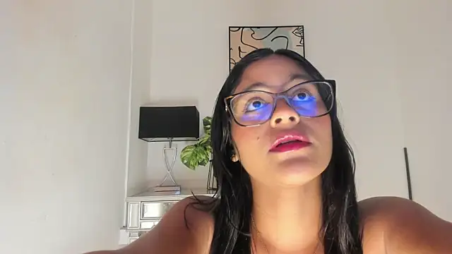 Snapshot of lizzakennedy chatting on 05-20-26, 01:28 lizzakennedy online show from 05-20-26, 01:28