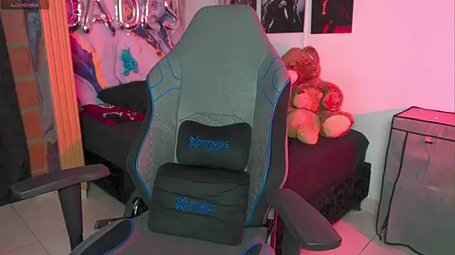 Tiler wolker online show from 04-21-26, 02:51