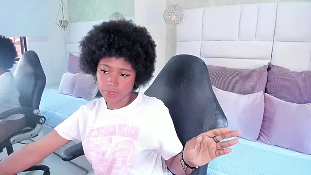 Snapshot of violeta_ruizz chatting on 11-18-25, 05:39 violeta ruizz online show from 11-18-25, 05:39