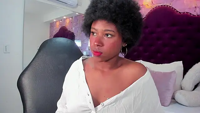 Snapshot of violeta_ruizz chatting on 11-23-25, 01:00 violeta ruizz online show from 11-23-25, 01:00