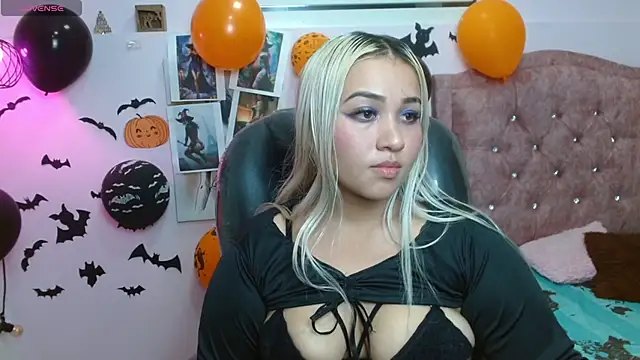 Snapshot of Katicamorada chatting on 10-29-25, 04:04 Katicamorada online show from 10-29-25, 04:04