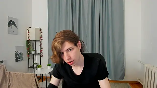 Snapshot of AvenGlow chatting on 12-14-25, 05:24 AvenGlow online show from 12-14-25, 05:24