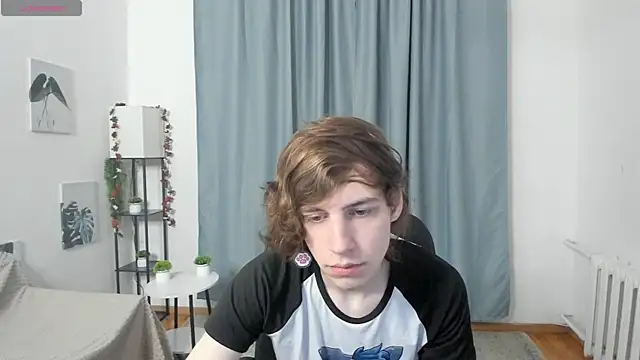 Snapshot of AvenGlow chatting on 12-15-25, 05:12 AvenGlow online show from 12-15-25, 05:12