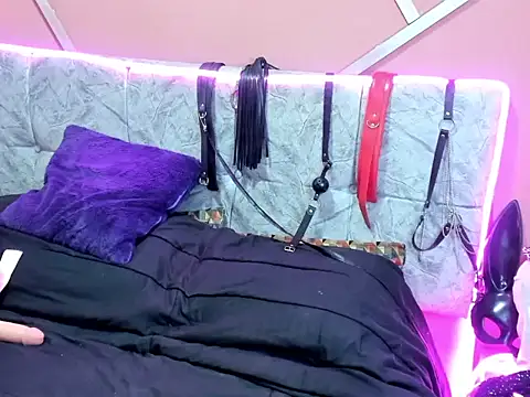 Snapshot of CleareRems chatting on 12-15-25, 01:04 CleareRems online show from 12-15-25, 01:04