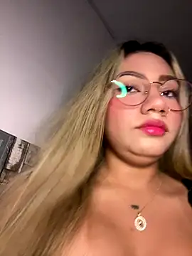 Snapshot of Vicky-Nova chatting on 10-28-25, 04:05 Vicky-Nova online show from 10-28-25, 04:05