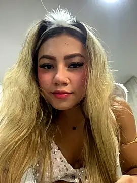 Snapshot of Vicky-Nova chatting on 10-31-25, 10:33 Vicky-Nova online show from 10-31-25, 10:33