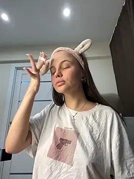 Snapshot of KissMeSashaPlz chatting on 10-31-25, 01:17 KissMeSashaPlz online show from 10-31-25, 01:17