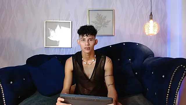 KamiSuarez online show from 11-03-25, 01:23