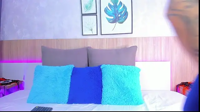 Snapshot of Alanna-Hank chatting on 10-29-25, 02:58 Alanna-Hank online show from 10-29-25, 02:58