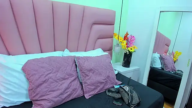 Snapshot of Kim_Luna1 chatting on 12-20-25, 03:57 Kim Luna1 online show from 12-20-25, 03:57